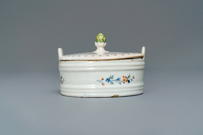 Een polychrome Brussels aardewerken botervloot met decor '&agrave; la haie fleurie', 18e eeuw